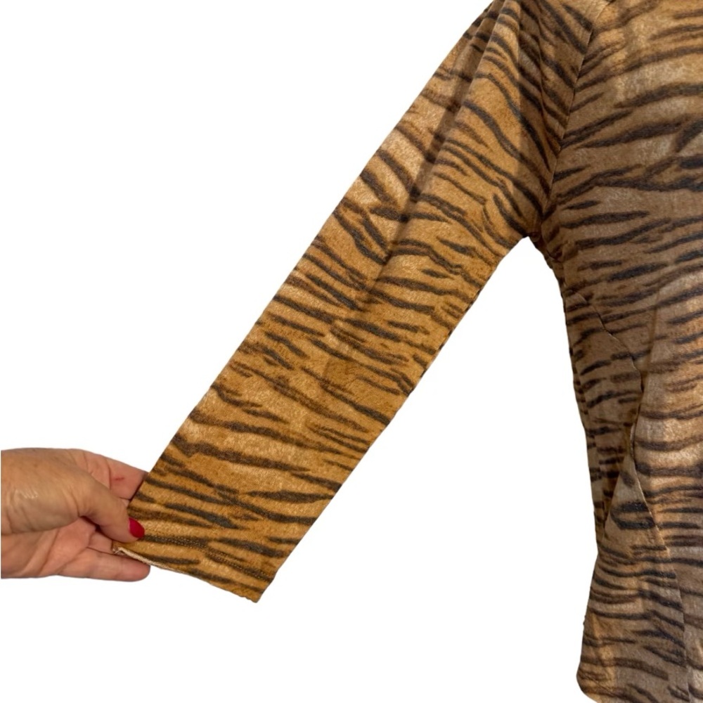 NWT  
ANIMAL PRINT TOP   MEDIUM    #V - Picture 2 of 7